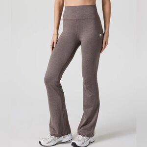 Vuori Women’s Halo Slim Flare Pant in Grey
Size Small